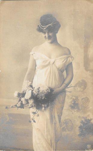 Ragazza con filo di perle e mazzo di fiori. Non viaggiata - copertina
