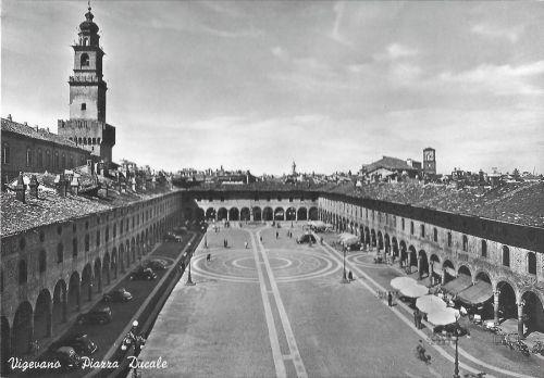 Vigevano. Piazza Ducale. Non viaggiata - copertina
