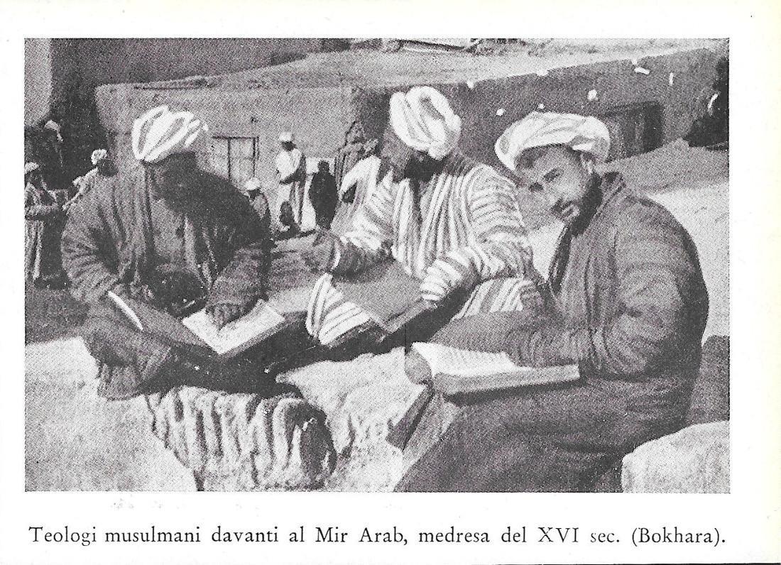 Teologi musulmani davanti al Mir Arab, medresa del XVI sec., Bokhara. Stampa 1934