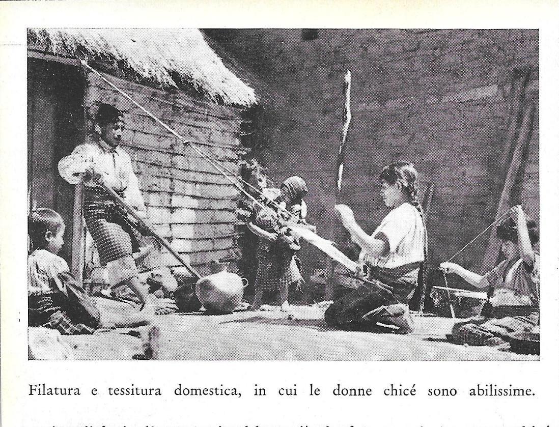 Filatura e tessitura domestica in cui le donne chicé (quiché)sono abilissime (Guatemala). Stampa 1934