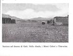 Stazione nel deserto di Gobi - Nello sfondo, i M.ti Celesti. Stampa 1934
