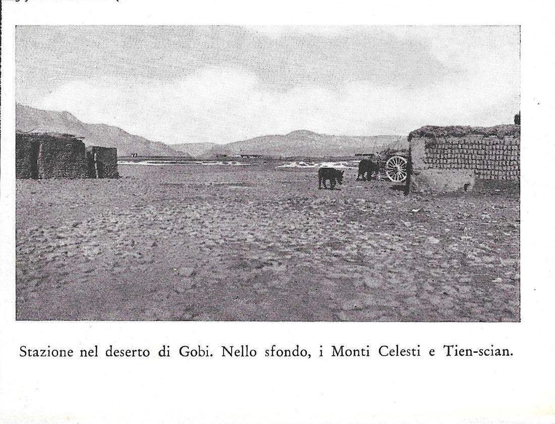 Stazione nel deserto di Gobi - Nello sfondo, i M.ti Celesti. Stampa 1934