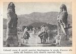 Colossali statue di antichi guerrieri lungo la strada alla tomba Ming (Cina). Stampa 1934