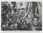 La folla esultante per la fine della dittatura fascista percorre le vie di Roma. Stampa 1943