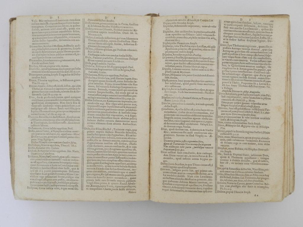 Dictionarium historicum, geographicum, poeticum, gentium, hominum, deorum gentilium, regionum, locorum, civitatum ... quo decet ordine complectens. Ingenti nominum acervo, historiarum, ac rerum insignium copia, postrema hac editione auctius & locuple