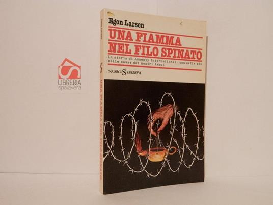 Una fiamma nel filo spinato - Egon Larsen - copertina