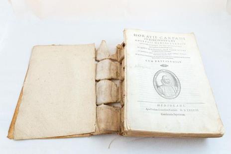 Lucubrationes in ius municipale quae appellant Statuta Mediolani. In quibus quaestiones, quae passim in foro emergunt foeliciter explicantur. Ad omnium fere statutorum, quae ubique vigent declarationem, per quam vtiles. Et ex iuris communis, et legum - copertina