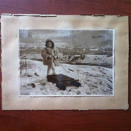 Fotografia originale di bimba nella neve in riva al Po con slittino 1950 - E7771 - copertina