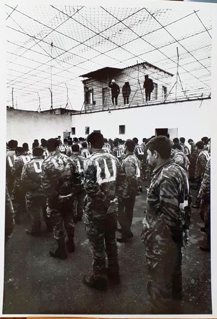 Israele. Prigionieri Siriani durante l'ora d'aria - Roberto Schezen - copertina