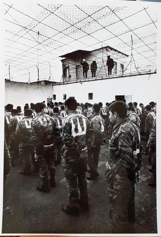 Israele. Prigionieri Siriani durante l'ora d'aria - Roberto Schezen - copertina