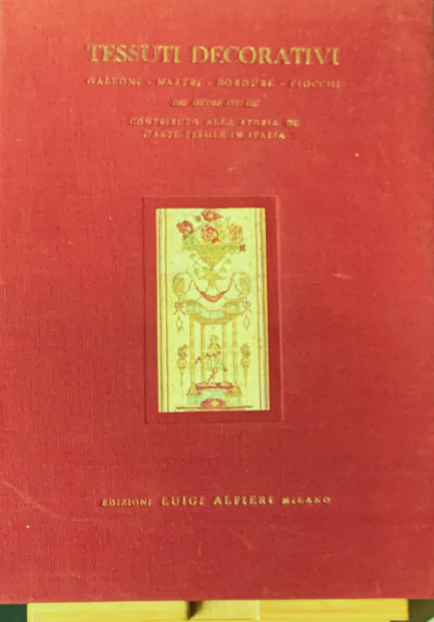 Tessuti decorativi: galloni - nastri - bordure - fiocchi dei secoli XVI-XIX. Contributo alla storia de l'arte tessile in Italia - Tessuti decorativi del Museo V. Ferrari, Milano