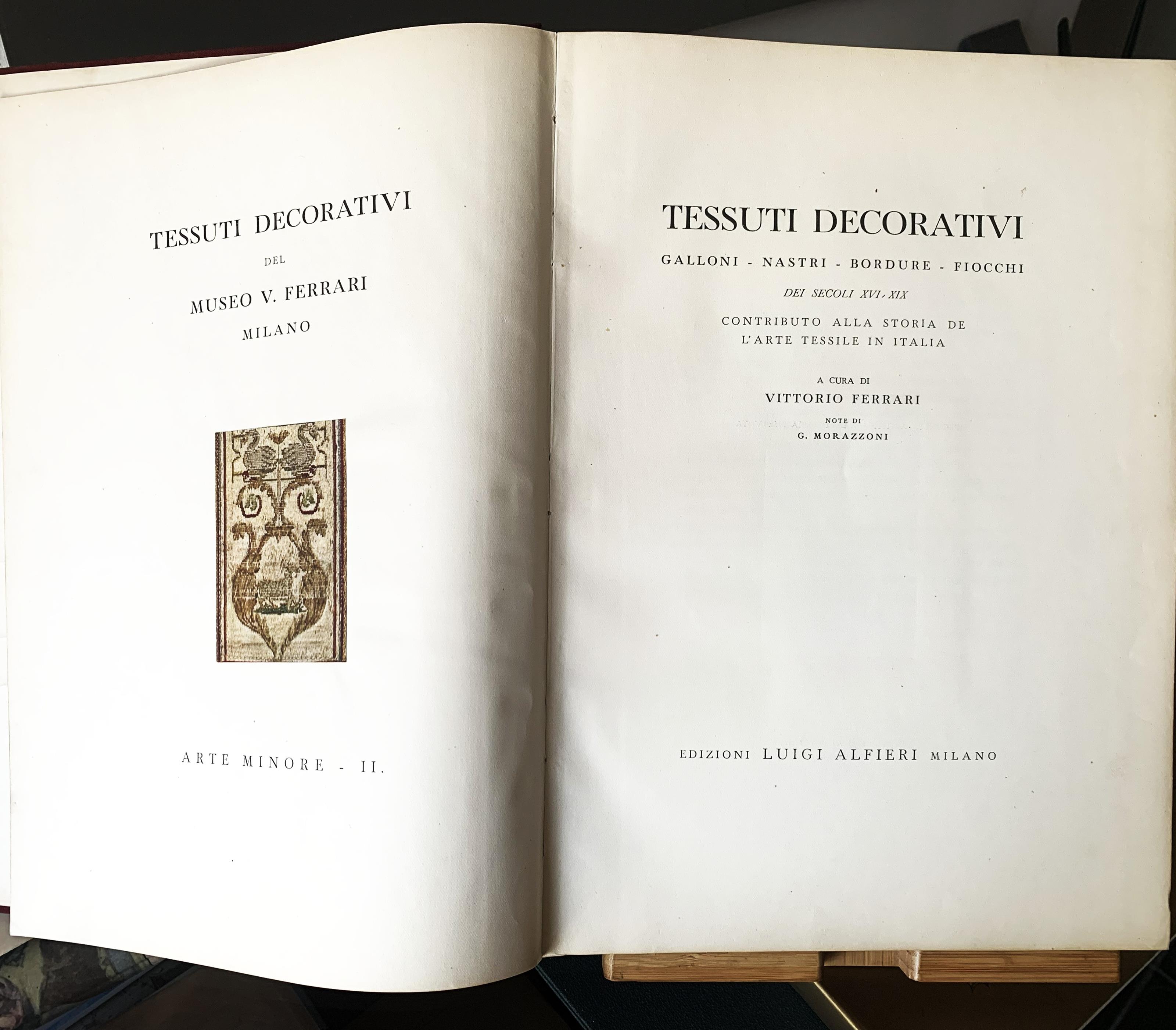 Tessuti decorativi: galloni - nastri - bordure - fiocchi dei secoli XVI-XIX. Contributo alla storia de l'arte tessile in Italia - Tessuti decorativi del Museo V. Ferrari, Milano