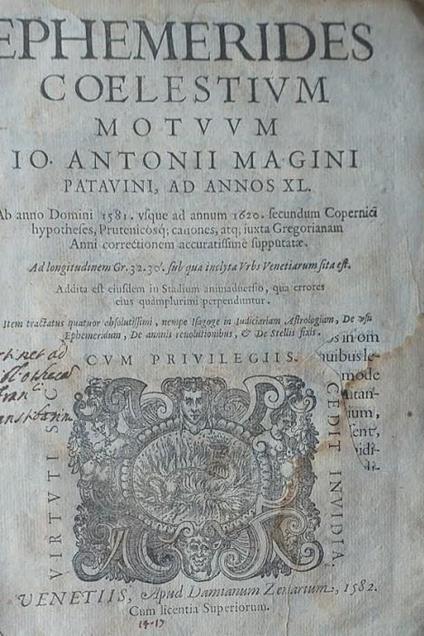 Ephemerides Coelestium Motuum Io. Antonii Magini patavini ad annos XL. Ab anno domini 1581. usque ad annum1620: secundum Copernici hypotheses, prutenicasq[ue] canones, atque iuxta Gregoriam correctionem accuratissime supputatae. ad longitudinem Gr 32 - Antonio Magni - copertina