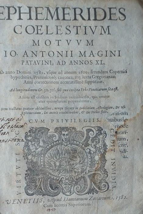 Ephemerides Coelestium Motuum Io. Antonii Magini patavini ad annos XL. Ab anno domini 1581. usque ad annum1620: secundum Copernici hypotheses, prutenicasq[ue] canones, atque iuxta Gregoriam correctionem accuratissime supputatae. ad longitudinem Gr 32 - Antonio Magni - copertina