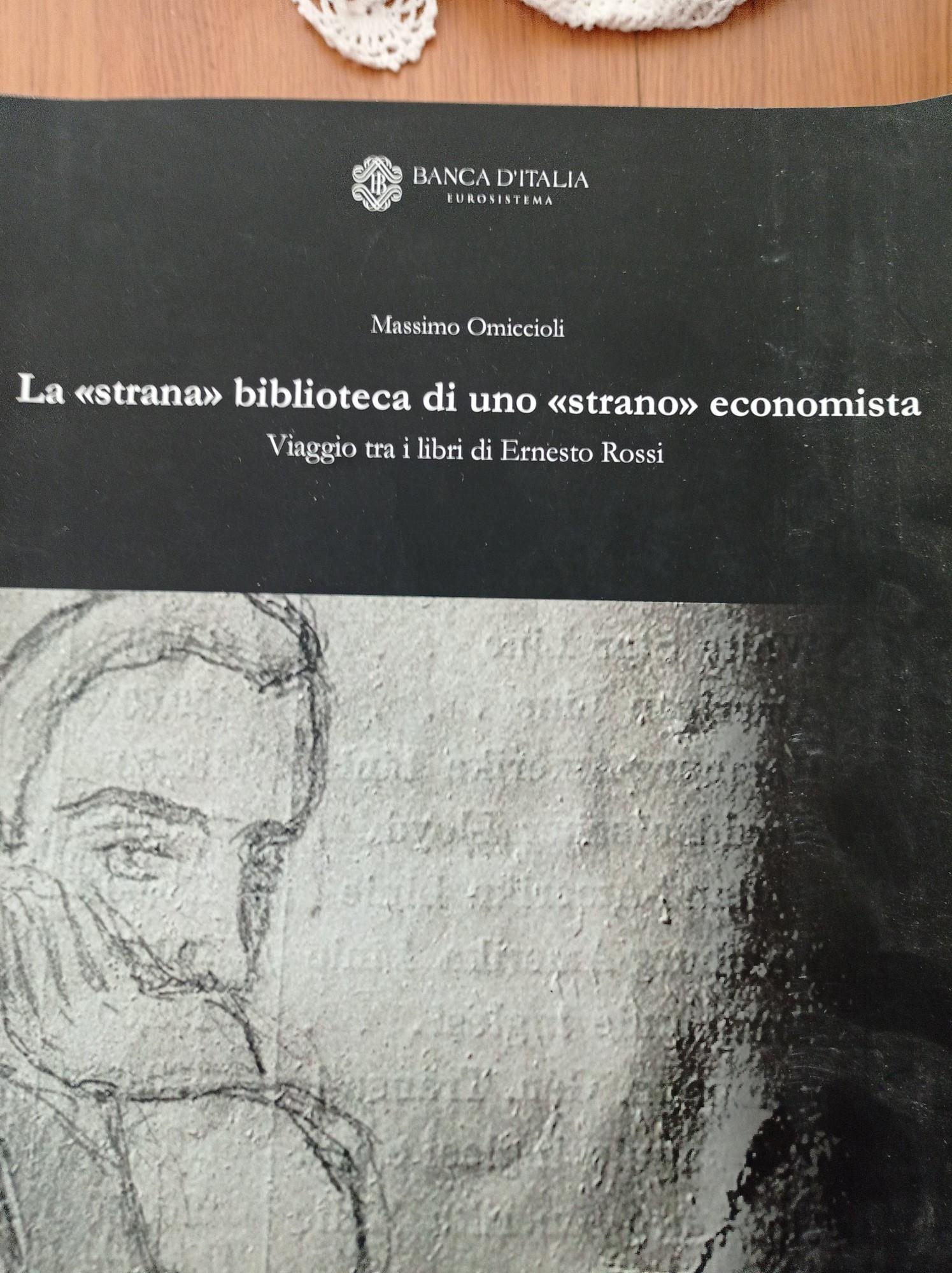 La strana biblioteca di uno "strano" economista