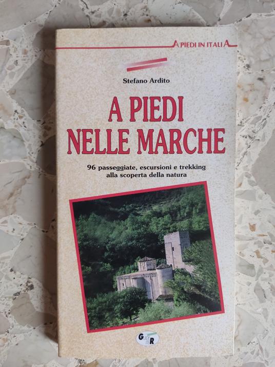 A piedi nelle Marche: 96 passeggiata, escursioni e trekking alla scoperta della natura - Stefano Ardito - copertina