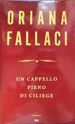 Un cappello pieno di ciliegie