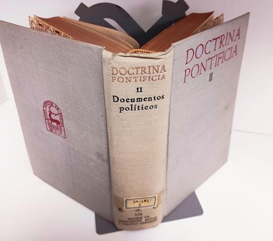 Doctrina pontificia 2: Documentos politicos. Estudio introductorio y sumario de tesis por Alberto Martin Artajo con la collaboracion en el sumario de tesis de Venancio Luis Aguido - copertina