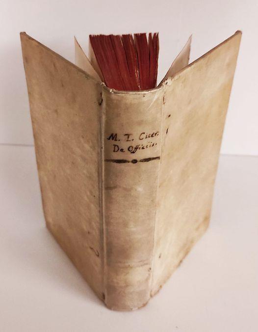 M. Tullii Ciceronis Libri tres De officiis Addito Catone Majore, Laelio Paradoxis, & Somnio Scipionis, Juxta Recensione Graevianam Emendati, et cum notis perpetuis instar Commentarii Ad modum Johannis Minelli illustrati - copertina