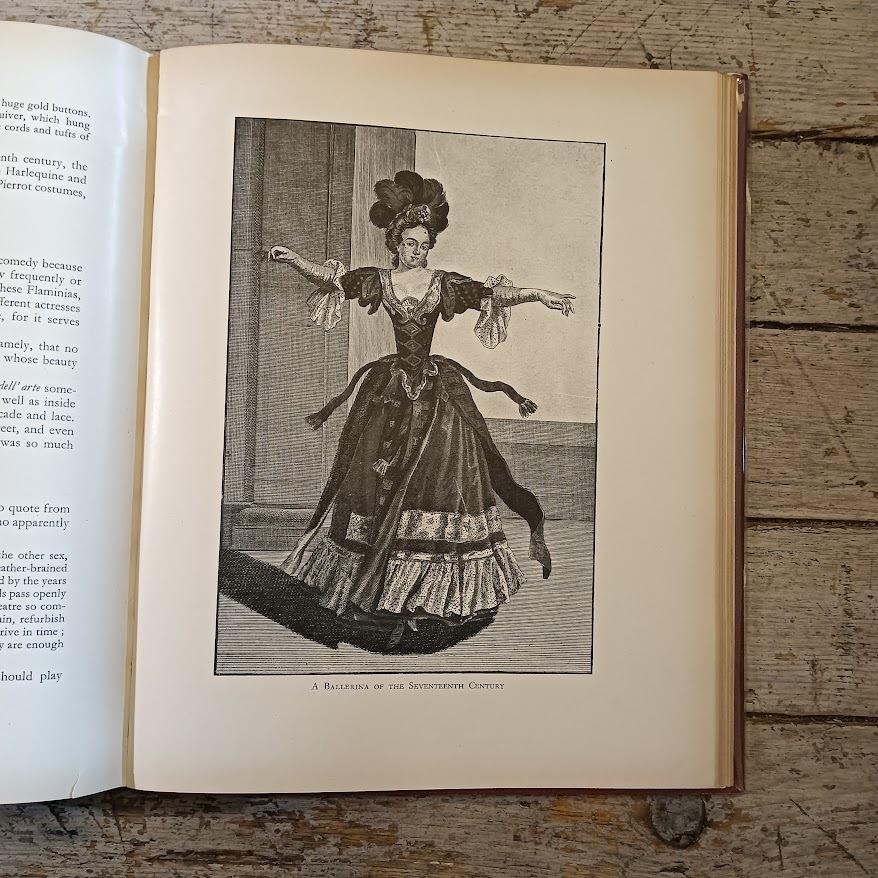 The Italian Comedy. The improvisation scenarios lives attributes portraits and masks of the illustrious characters of the Commedia dell'Arte