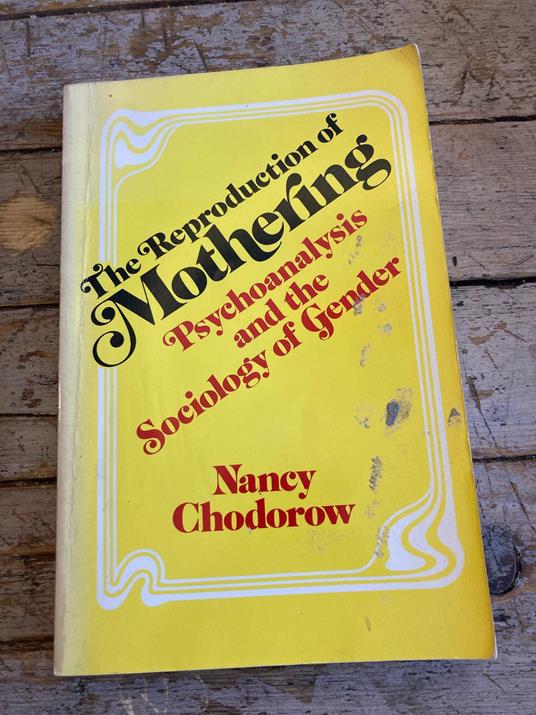 The reproduction of mothering :psychoanalysis and the sociology of gender - copertina