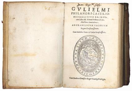 [...] In decem libros M. Vitruvii Pollionis De architectura annotationes [...] Cum indicibus Graeco & Latino locupletissimis. Colophon: Impressum Romae, apud Io. Andream Dossena Thaurinensem, M.D.XLIIII - copertina