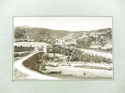 Val Curone. Val Museglia. Montacuto. A sinistra il Monte Giarolo. Fotografia originale - copertina