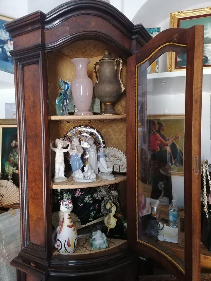 Angoliera Vetro Bombato Impiallacciata in Radica di Noce 5 Ripiani In Damascato