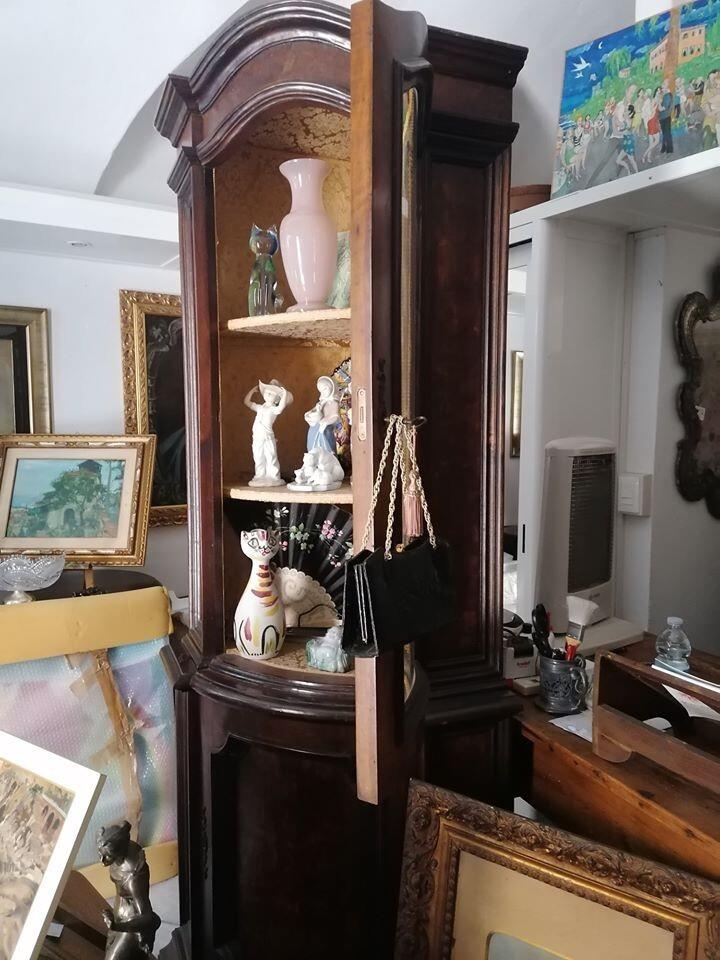 Angoliera Vetro Bombato Impiallacciata in Radica di Noce 5 Ripiani In Damascato