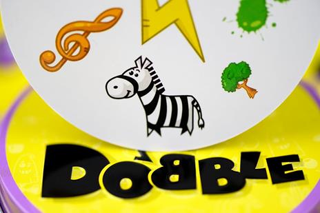 Asmodee: Dobble, Eco-Sleeve, Divertente Gioco da Tavolo per Tutta la Famiglia, 2-8 Giocatori, 6+ Anni, Edizione in Italiano - 4