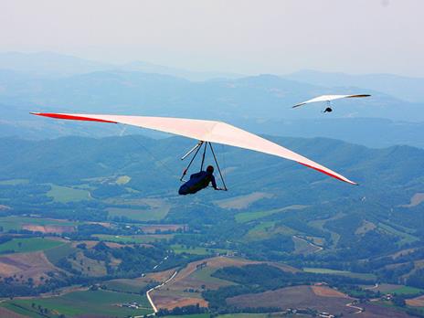 SMARTBOX - 1 emozionante volo in deltaplano nei cieli dell'Umbria per 1 persona - Cofanetto regalo - 6