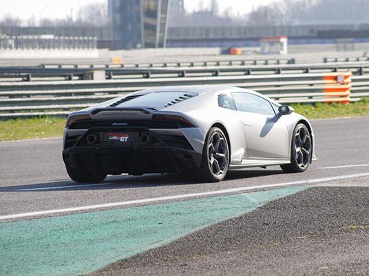 SMARTBOX - Lamborghini Huracán EVO: 3 giri di pista sul Circuito di Varano de Melegari - Cofanetto regalo - 3