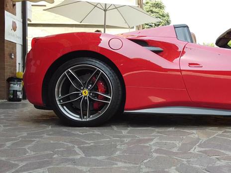 SMARTBOX - 1 guida in Ferrari 488 a Maranello con video ricordo - Cofanetto regalo - 7