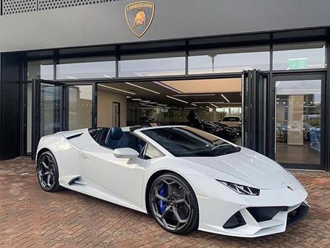 SMARTBOX - Guida 1 supercar in Campania: 2 giri di pista su 4 circuiti a scelta - Cofanetto regalo - 6