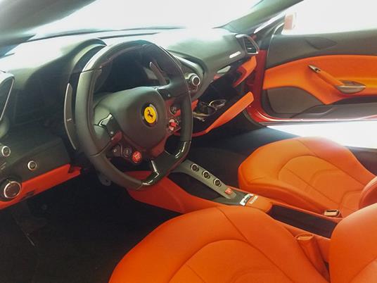 SMARTBOX - Ferrari F488 su pista: 4 giri sul Circuito di Castelletto e video incluso - Cofanetto regalo - 6