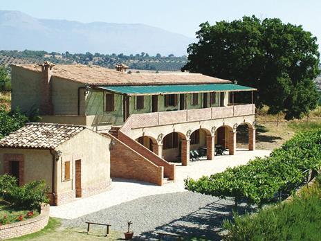 SMARTBOX - 2 notti in accoglienti agriturismi e B&B per 2 persone e 1 amico a 4 zampe - Cofanetto regalo - 5