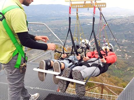 SMARTBOX - Emozioni senza fine in Zipline per 2: tra cielo e terra con il volo del Falco Pellegrino - Cofanetto regalo - 3
