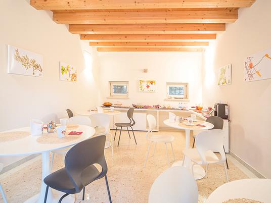 SMARTBOX - Enoturismo nel veronese: 1 notte con visita in cantina e degustazione di 2 vini - Cofanetto regalo - 5