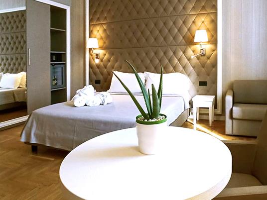 SMARTBOX - Magie sanremesi: 1 romantica notte in hotel 4* con vista sul Mar Ligure - Cofanetto regalo - 5