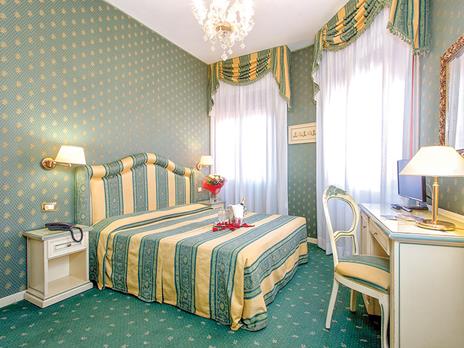 SMARTBOX - Lincanto di Venezia: 2 romantiche notti con colazione in tipici B&B e hotel 3* o 4* - Cofanetto regalo - 5