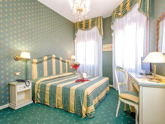 SMARTBOX - Lincanto di Venezia: 2 romantiche notti con colazione in tipici B&B e hotel 3* o 4* - Cofanetto regalo - 5