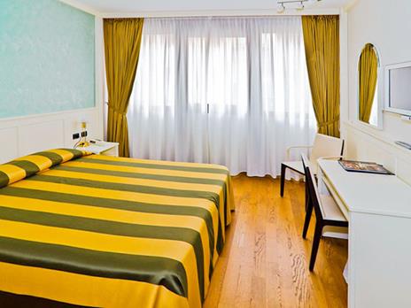 SMARTBOX - Alla scoperta di Verona: 1 notte con colazione in B&B, hotel 3* e 4* - Cofanetto regalo - 13
