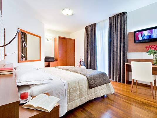 SMARTBOX - Soggiorno di benessere per 2: 1 notte in hotel 3* o 4* con parentesi in idromassaggio - Cofanetto regalo - 5