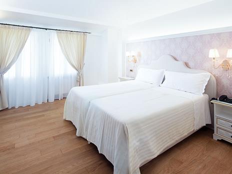 SMARTBOX - Luna di miele in Europa: 3 notti da sogno in hotel stellati per i novelli sposi - Cofanetto regalo - 5