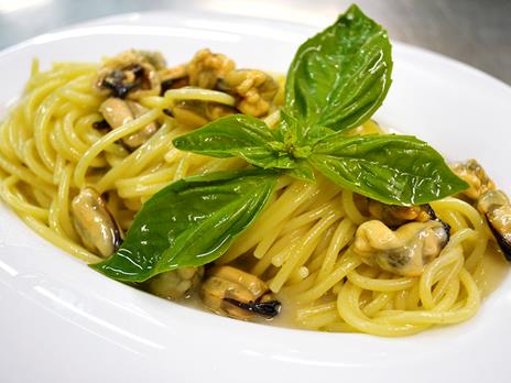 SMARTBOX - I segreti dello Chef: 1 lezione di cucina online con 1 ricco menù di 3 portate - Cofanetto regalo - 5