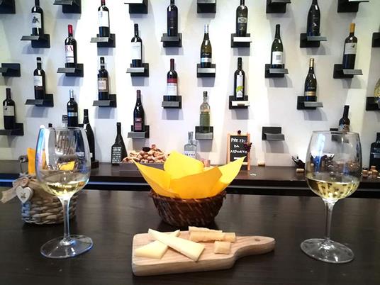 SMARTBOX - 1 degustazione guidata a Milano: bianchi, rossi e bollicine per 2 - Cofanetto regalo - 6