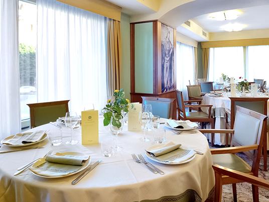 SMARTBOX - Buon Natale! 1 sfiziosa degustazione per 2 buongustai in strutture stellate - Cofanetto regalo - 3