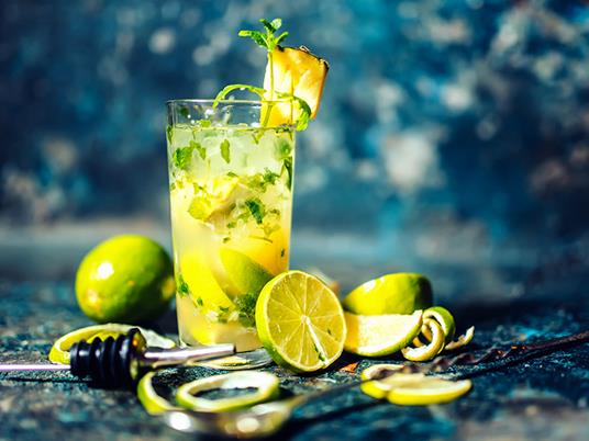 SMARTBOX - Gin Tonic a casa tua: 1 box con 1 Gin a scelta e 4 toniche con dispenser - Cofanetto regalo - 4