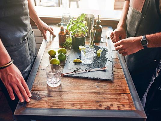 SMARTBOX - Gin Tonic a casa tua: 1 box con 1 Gin a scelta e 4 toniche con dispenser - Cofanetto regalo - 6