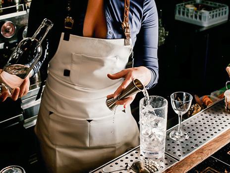 SMARTBOX - Gin Tonic a casa tua: 1 box con 1 Gin a scelta e 4 toniche con dispenser - Cofanetto regalo - 8